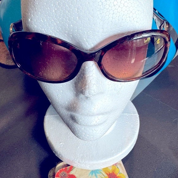 Elegant women’s Sunglases - Picture 1 of 3